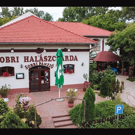 Sobri Halaszcsarda Es Panzio باجة المظهر الخارجي الصورة